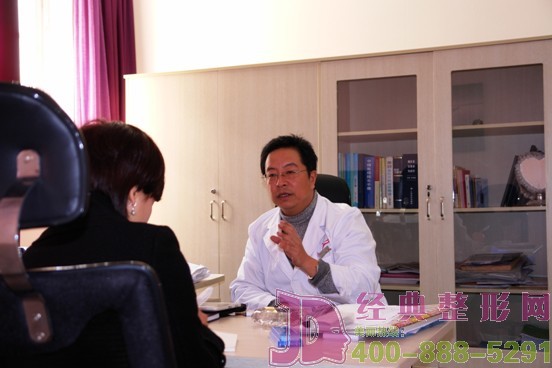 《都市時報》專訪美萊院長蘭云：男士隆胸 