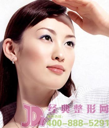 面部斑点是由什么引起的？