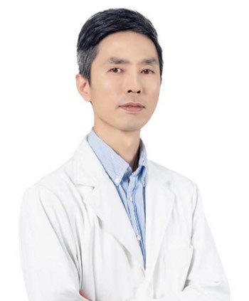 福州格莱美郑少雄医生做胸部综合专业吗?