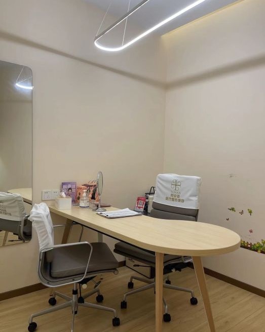 深圳同安薈醫(yī)療美容診所咨詢室